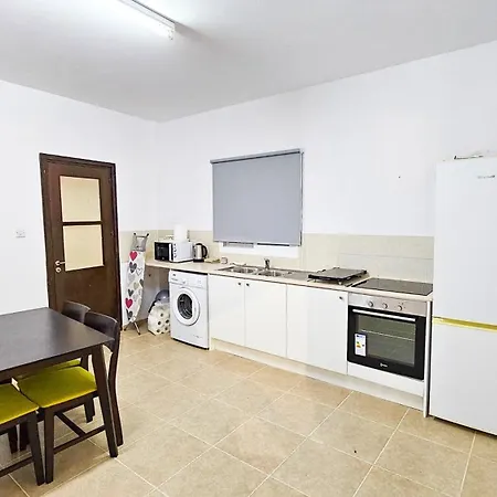 Sky Line Apartment, 150m From Chabad Lubavitch Apartman Lárnaka