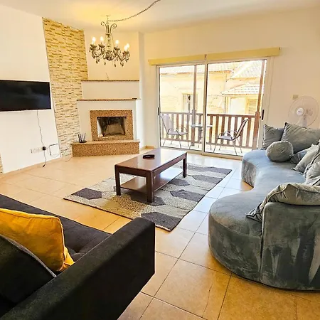 Sky Line Apartment, 150m From Chabad Lubavitch Apartament Larnaca